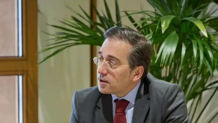 José Manuel Albares descarta riesgos de guerra para España y pide calma a los ciudadanos