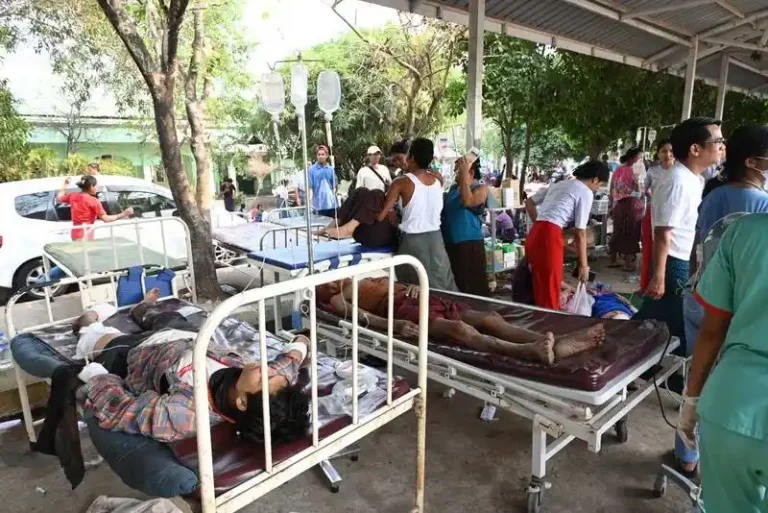 Rescatistas chinos recuperan a un sobreviviente del terremoto en Mandalay, Myanmar
