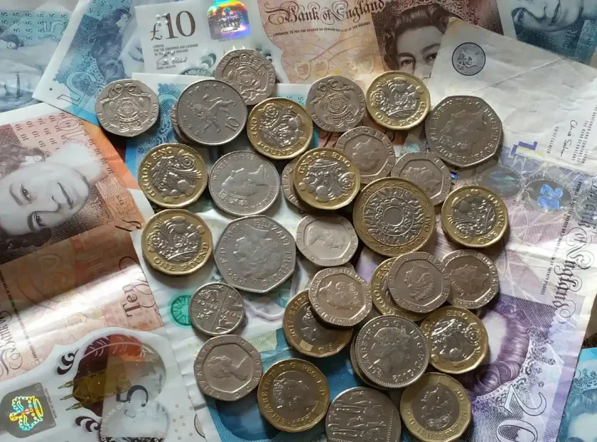 Banco de Inglaterra mantiene tasa de interés de referencia en 4,5 por ciento