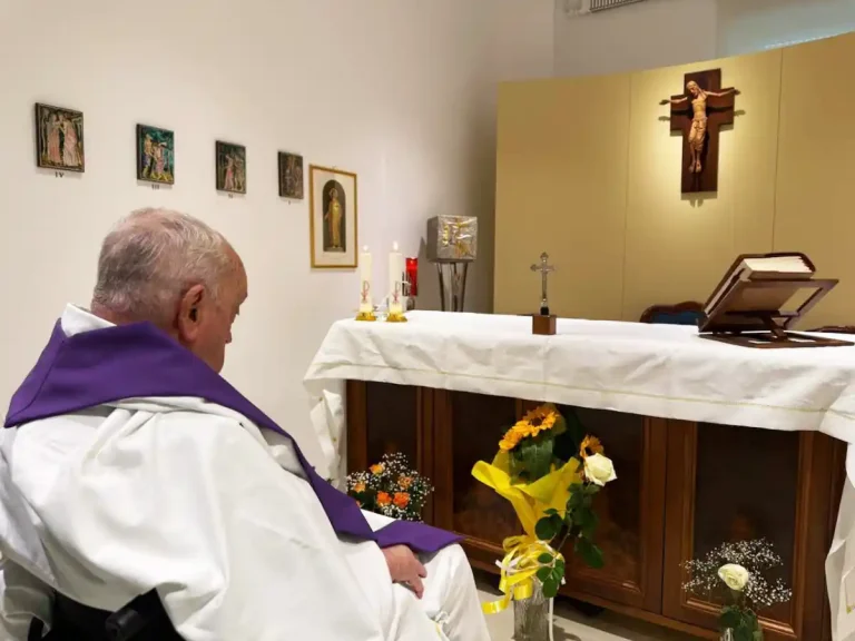 Primera foto del papa Francisco tras superar una neumonía bilateral
