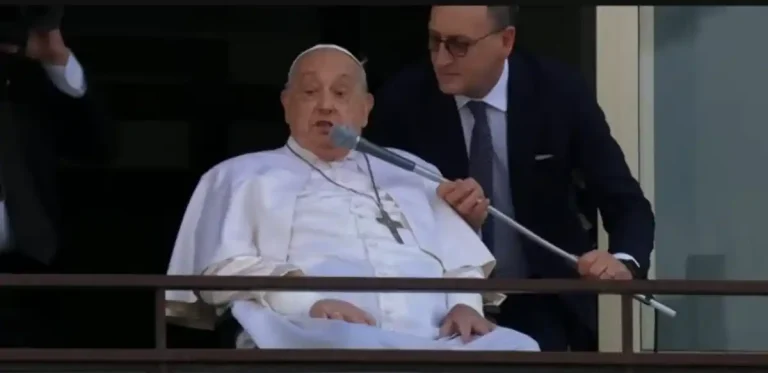 Papa Francisco reaparece tras alta médica y regresa al Vaticano