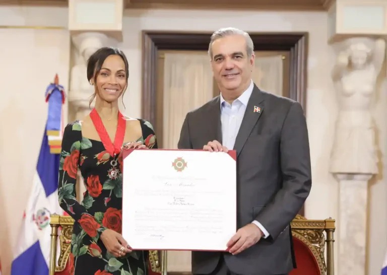 Abinader condecora a Zoe Saldaña: “Ejemplo de que los dominicanos sí podemos”