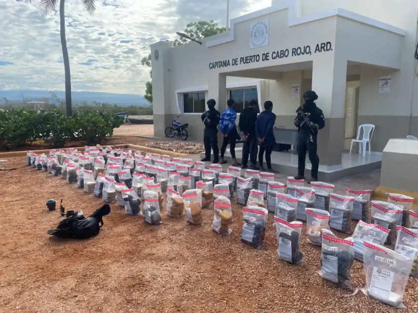 Incautación drogas Pedernales: 543 paquetes y 3 detenidos