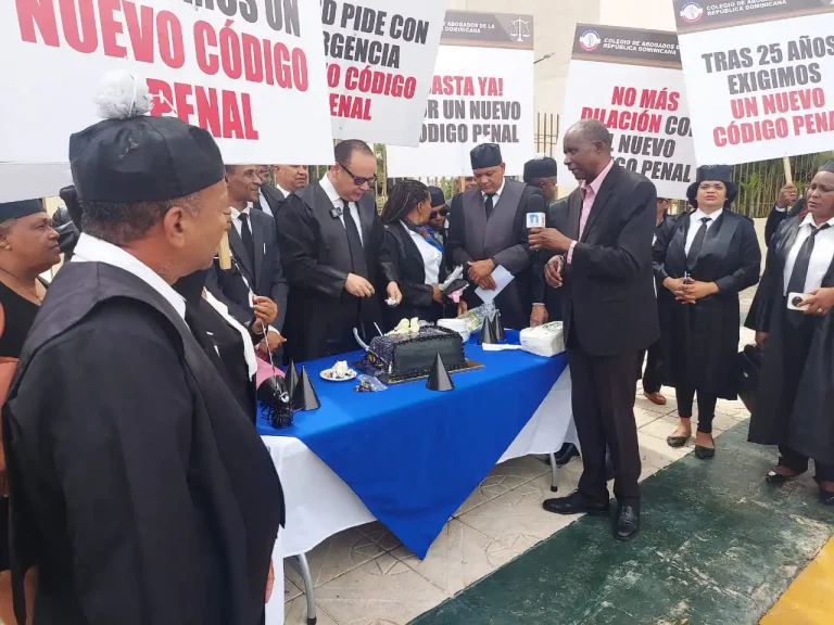 CARD protesta con velas y bizcocho por los 25 años sin nuevo Código Penal en RD