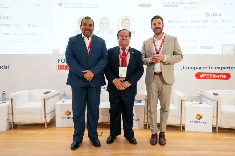 Edward Veras, director ejecutivo de la CNE, explicando la estrategia energética de República Dominicana en el Future Energy Summit Iberia 2025.