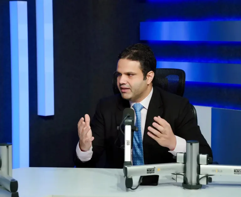 Economista Richard Medina explica en podcast los efectos del bajo crecimiento económico en RD, impacto de aranceles de EE. UU. y conflicto Irán-Israel.