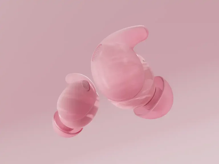 Auriculares Sony LinkBuds Fit en color rosa marmoleado, colocados junto a su estuche de carga que también presenta el patrón de mármol, sobre una superficie clara.