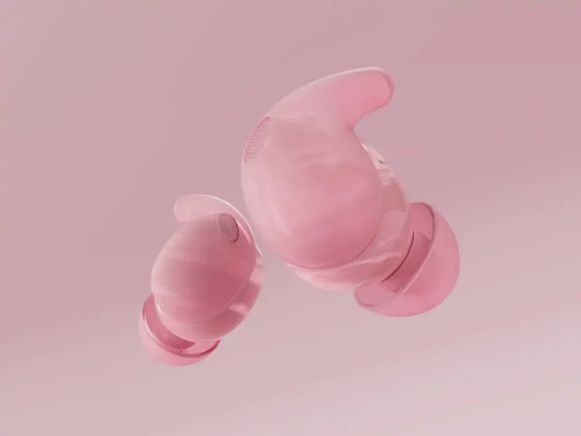 Auriculares Sony LinkBuds Fit en color rosa marmoleado, colocados junto a su estuche de carga que también presenta el patrón de mármol, sobre una superficie clara.