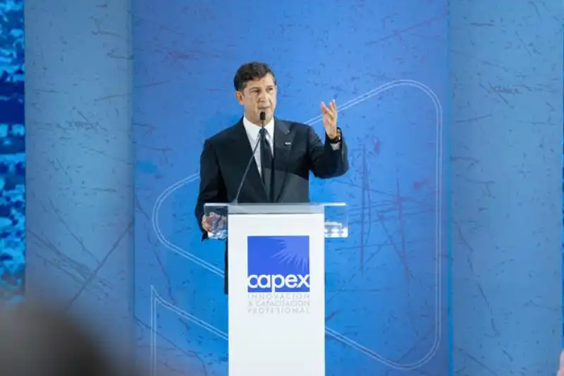 Manuel Estrella, fundador del Grupo Estrella, disertando en el Almuerzo Empresarial CAPEX en Santiago, destacando los aciertos y retos de la región Norte de República Dominicana.