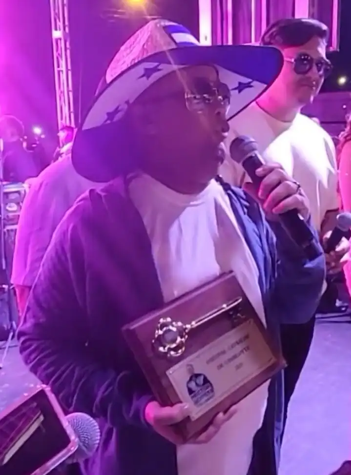 El Torito recibe llave de Charlotte en Festival Catracho 2025