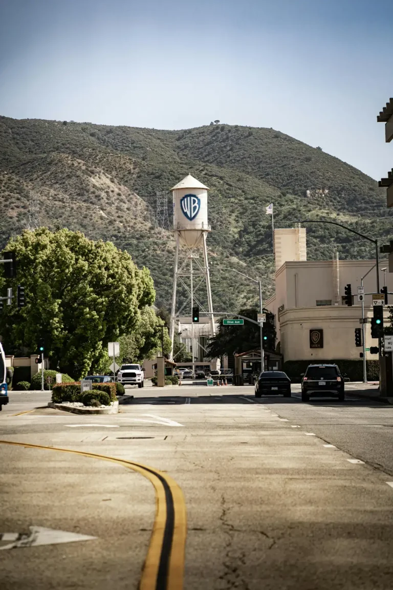 Warner Bros anuncia división en dos empresas