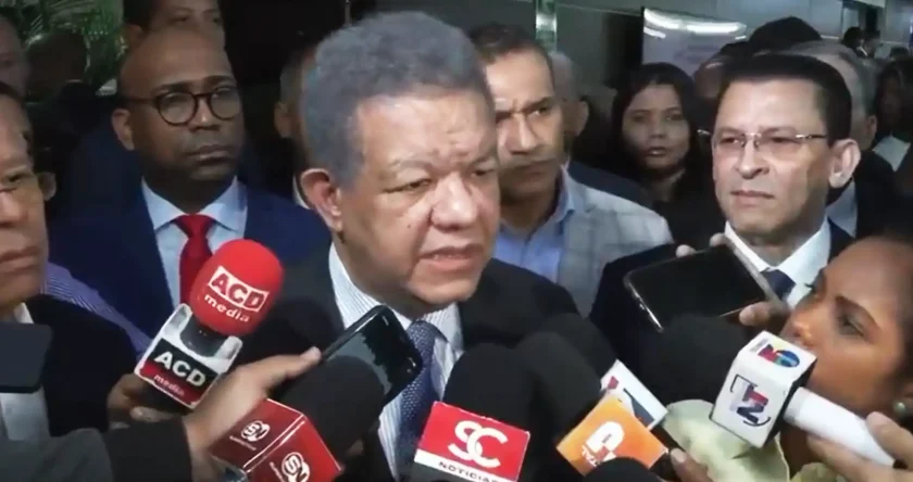 Leonel Fernández advierte que prohibir giros a la izquierda agravará el tránsito en Santo Domingo