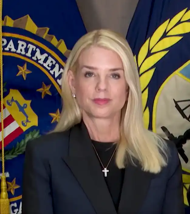 Trump defiende a Pam Bondi y rechaza obsesión con archivos Epstein