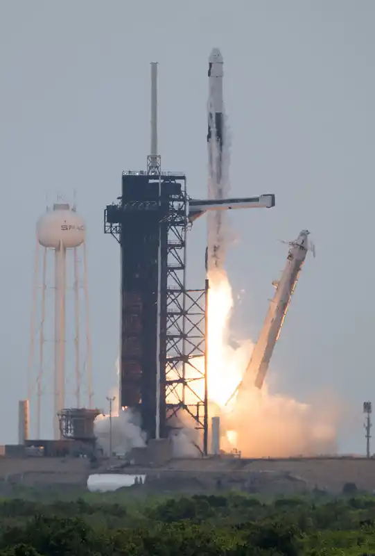 NASA y SpaceX lanzan nueva misión de rotación de tripulación a estación espacial