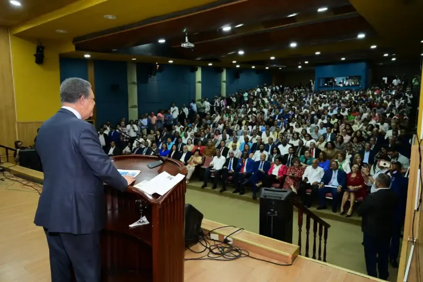 Leonel Fernández propone una IA con enfoque humano y ético en conferencia magistral de la UASD Santiago