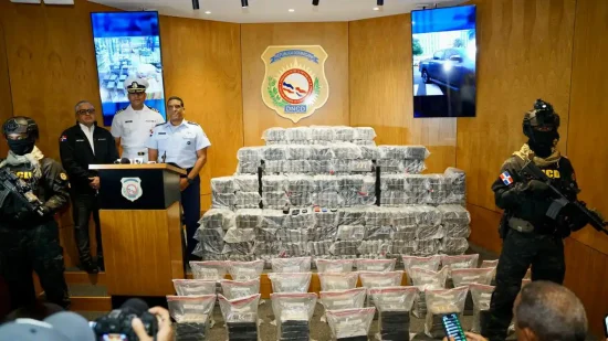 DNCD y Fuerzas Armadas incautan lancha con 650 paquetes de cocaína durante operativo en Baní