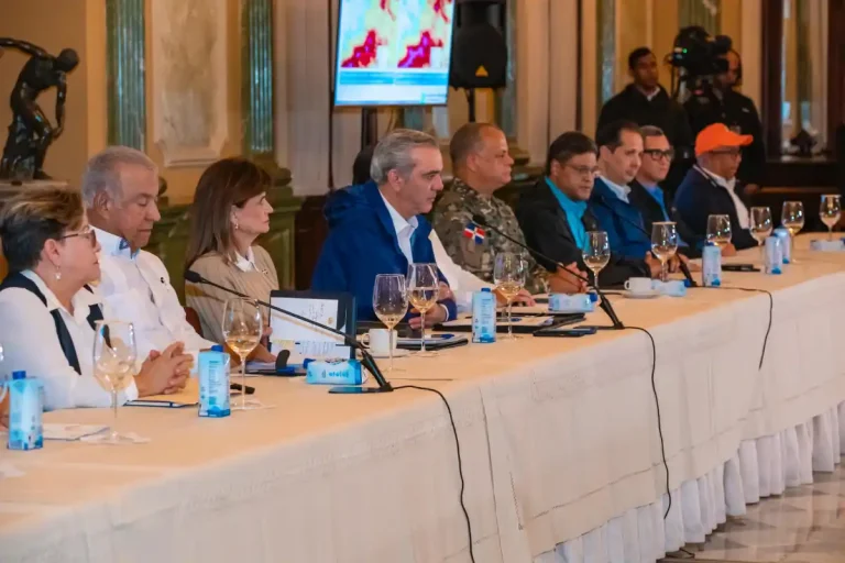 Abinader ordena suspensión de docencia y labores por tormenta Melissa