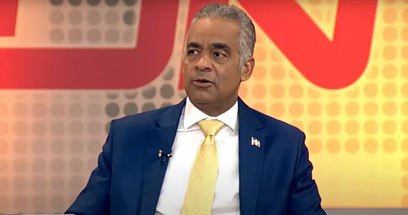 Hombre en traje con corbata amarilla. Tierras raras RD: Reservas netas listas en 2026