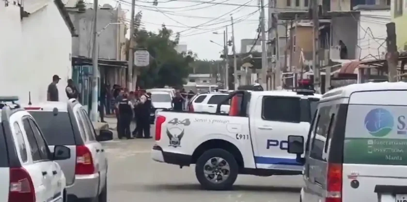 Escena de policía en la calle. Asesinan a juez penal en ataque armado en provincia occidental de Ecuador