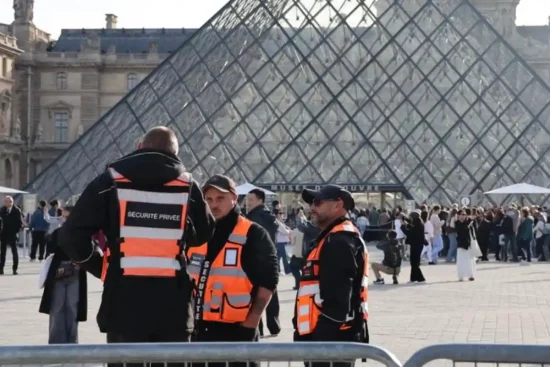 Investigación sobre robo de joyas de Louvre conduce a 5 nuevos arrestos