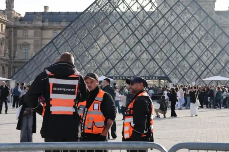 Investigación sobre robo de joyas de Louvre conduce a 5 nuevos arrestos