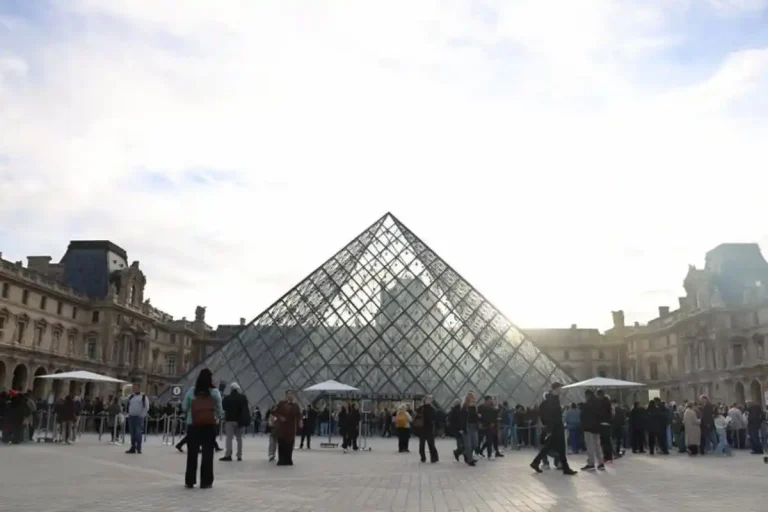 El robo del siglo en el Louvre: así fue el atraco millonario en París