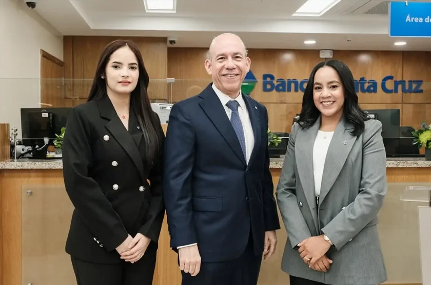 Banco Santa Cruz abre centro de negocios en Santiago