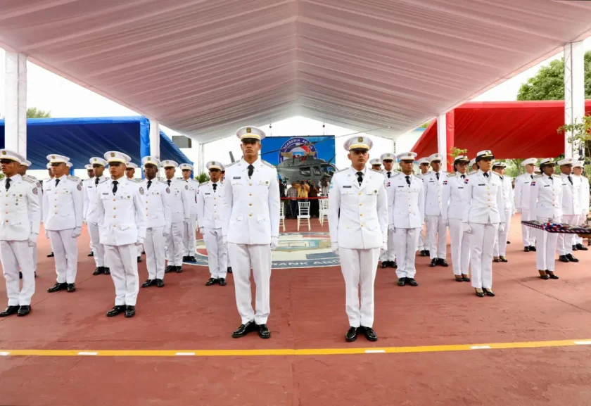 Presidente Abinader encabeza graduación de cadetes FARD