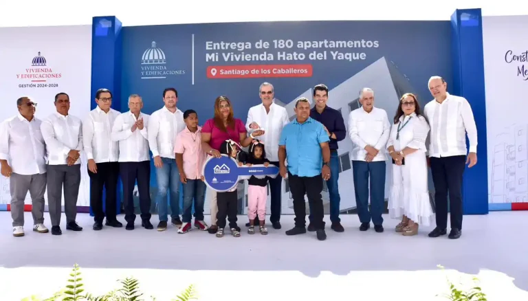 Abinader inaugura 180 viviendas y escuela en Hato del Yaque