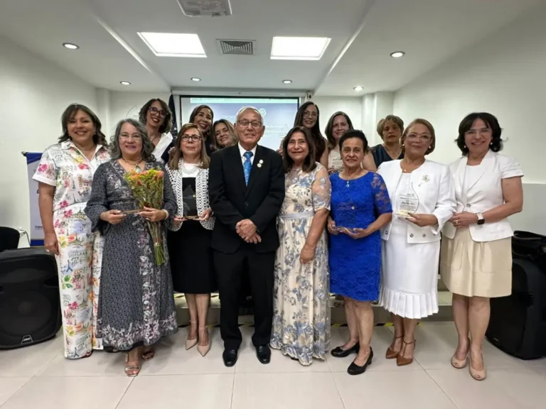 Reconocen en Santiago a Carmen Pérez Valerio por su legado en la literatura y la educación