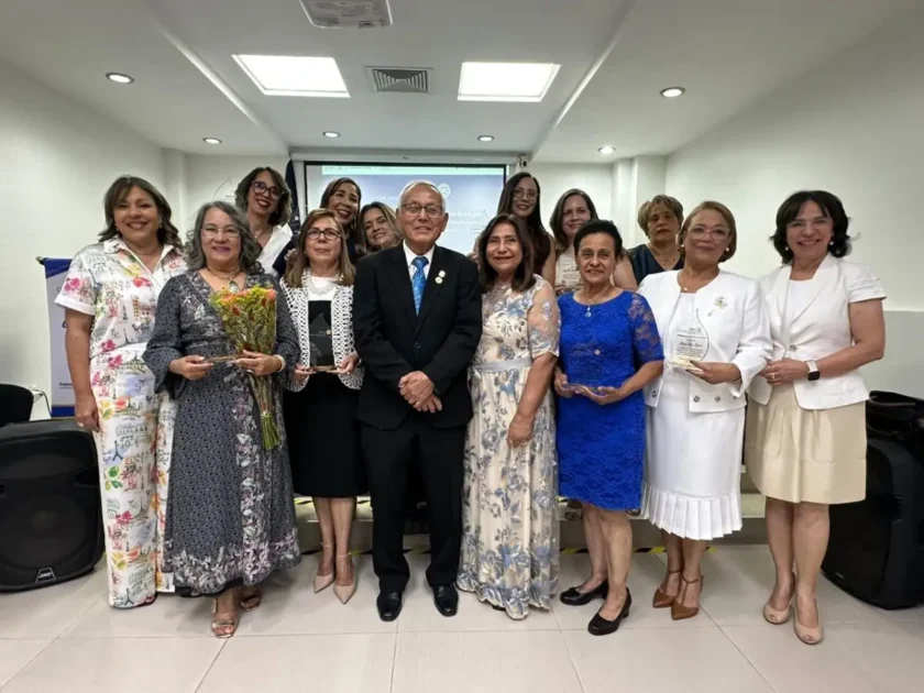Reconocen en Santiago a Carmen Pérez Valerio por su legado en la literatura y la educación