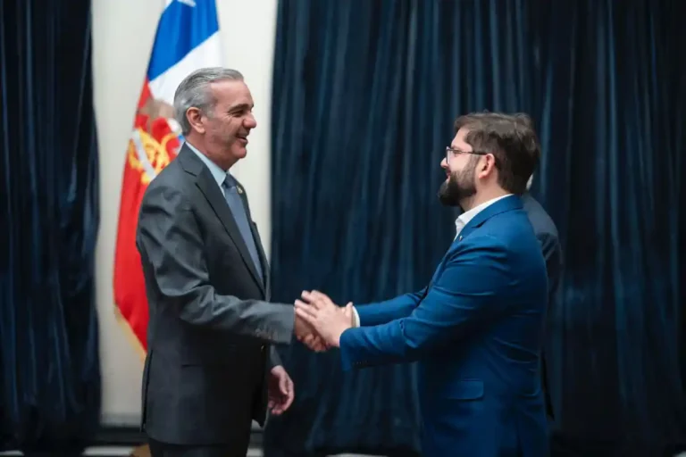 Abinader saluda a Boric previo a investidura de José Antonio Kast en Chile