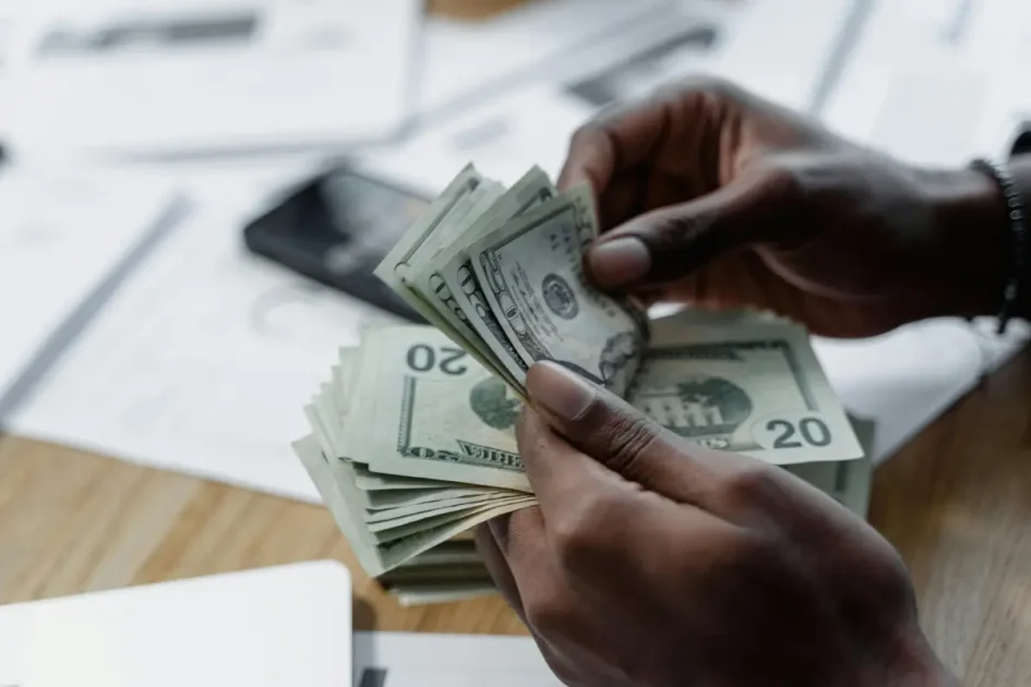 El dólar bajó a RD$60.14, pero la guerra en Irán lo empuja a subir