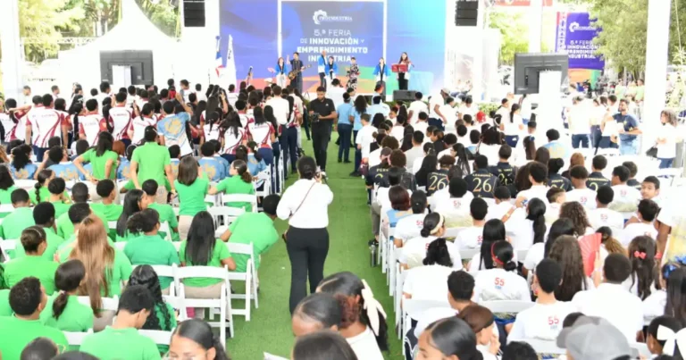 Estudiantes en la V Feria de Innovación Industrial de Proindustria en Santiago de los Caballeros
