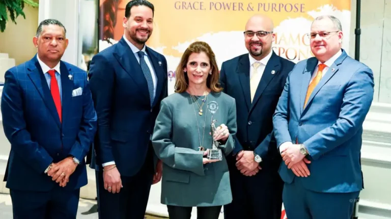 Ligia Bonetti recibe premio transformacional en foro de NY