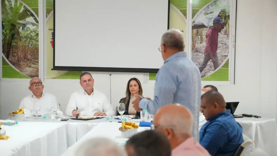 Ministro Espaillat con productores de banano en Mao, Valverde, durante encuentro sobre mecanización agrícola