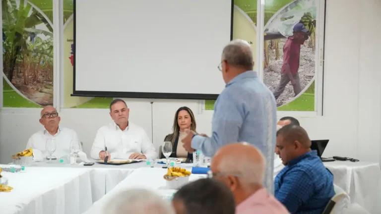 Ministro Espaillat con productores de banano en Mao, Valverde, durante encuentro sobre mecanización agrícola