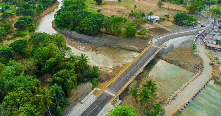 Nuevo puente en Espaillat conecta 9 comunidades tras 40 años de espera