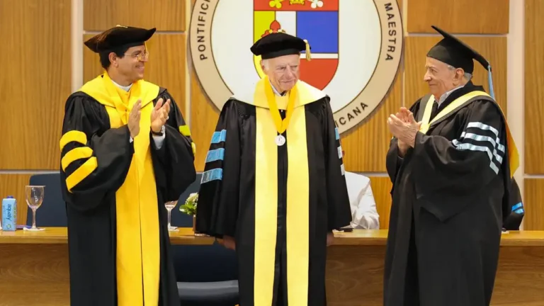 Abraham Lowenthal recibe honoris causa de la PUCMM