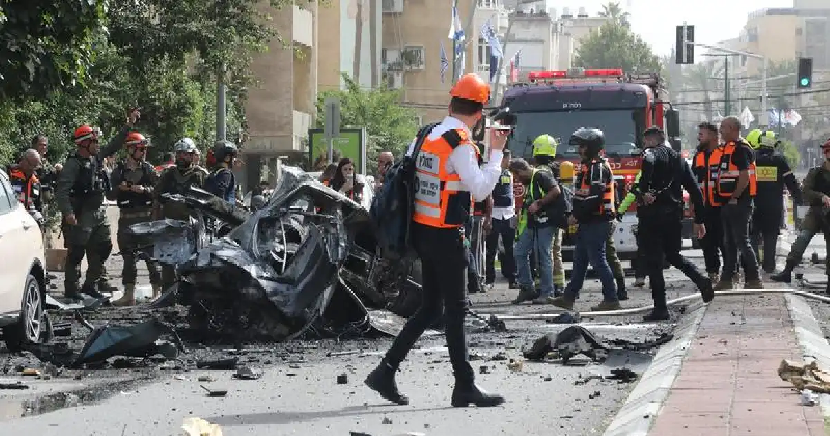 Misiles iraníes de racimo impactan cerca de cuartel militar en Tel Aviv