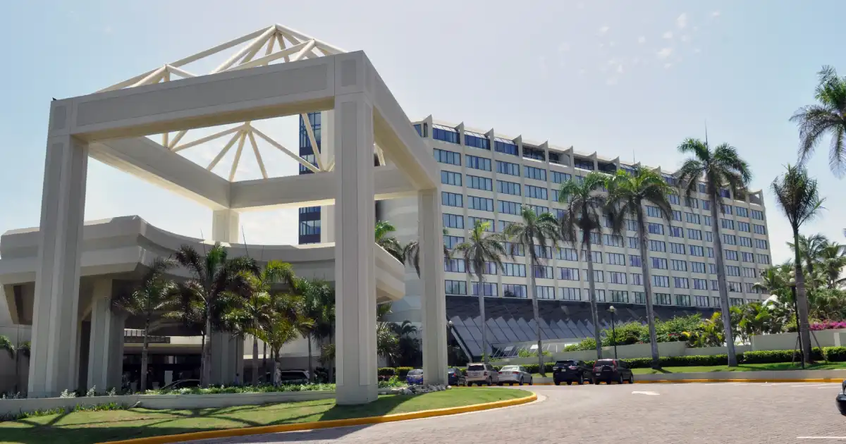 Fachada del Renaissance Santo Domingo hotel Jaragua & Casino en el Malecón durante la remodelación 2026