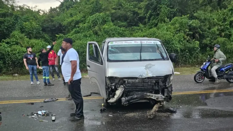 Minibús pierde control en Sosúa: un muerto y 4 heridos