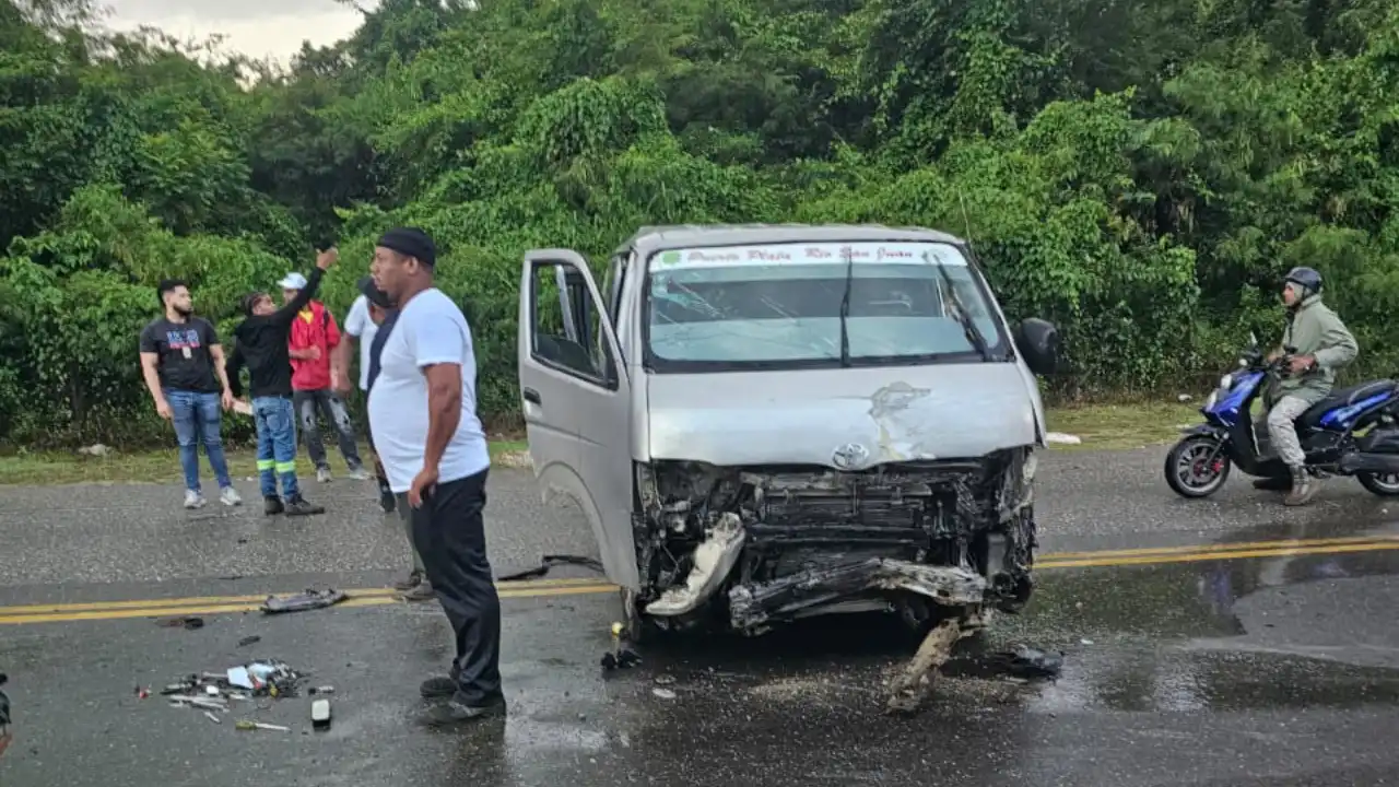 Minibús pierde control en Sosúa: un muerto y 4 heridos