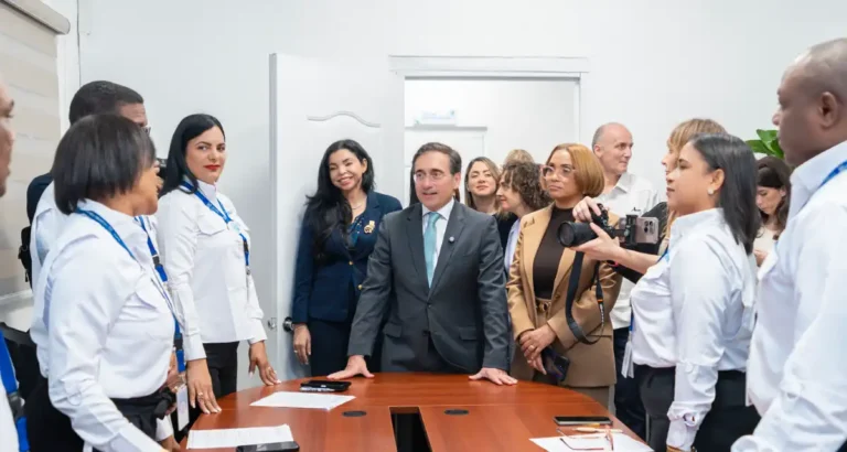 José Manuel Albares junto a Yeni Berenice Reynoso durante visita al Relevic en Santo Domingo.
