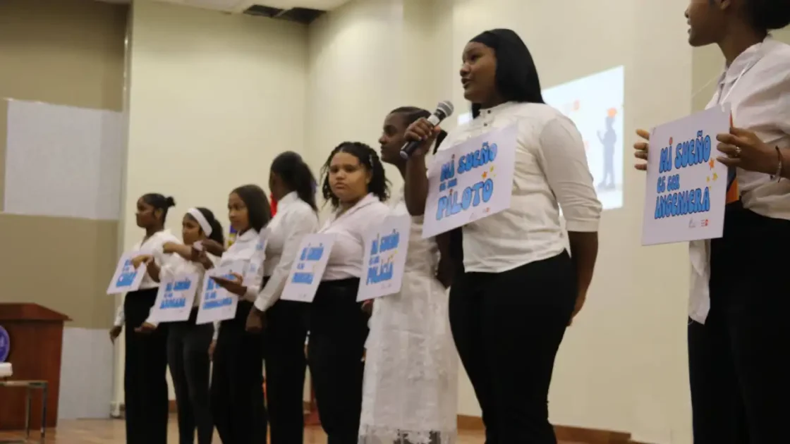 102 adolescentes de Azua se gradúan como agentes de cambio contra embarazo temprano