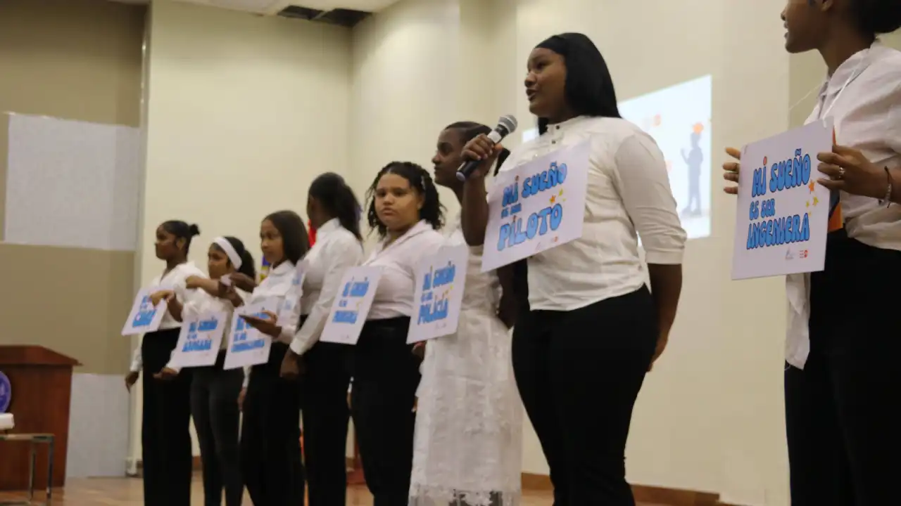 102 adolescentes de Azua se gradúan como agentes de cambio contra embarazo temprano