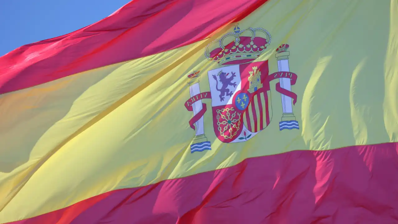España regulariza a dominicanos sin papeles desde abril