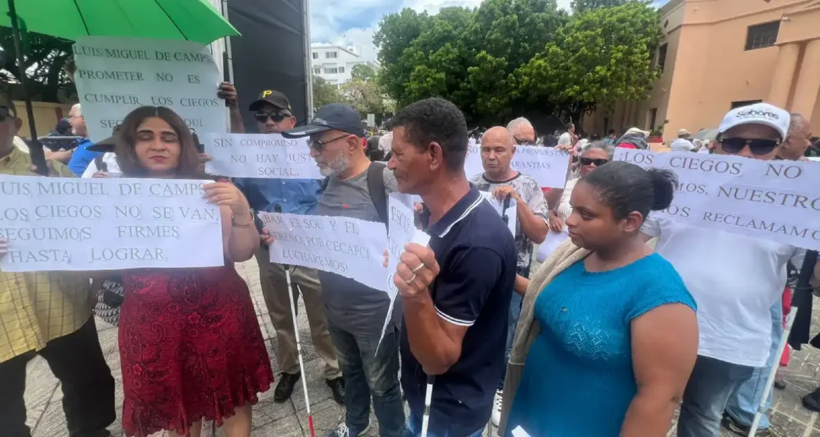 CECAPCI protesta en Palacio por reapertura en Santiago