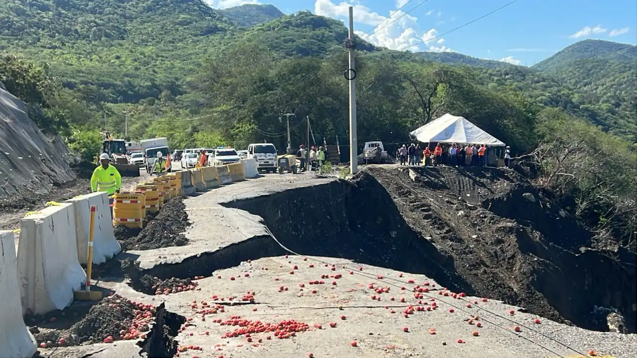Derrumbe en San José de Ocoa: vía bloqueada y ruta alterna