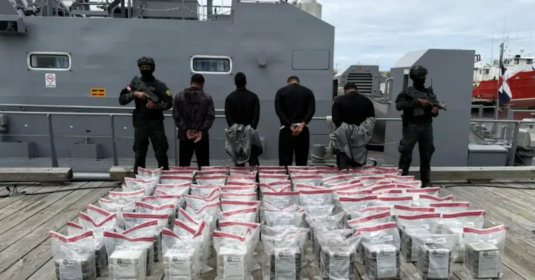 DNCD incauta 450 paquetes presunta cocaína en Baní tras persecución 12 horas narcolancha venezolanos